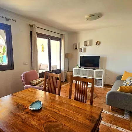 度假居 Ann001 Bright Two Bedroom Townhouse *